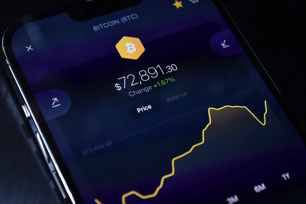 Trader am Laptop, der ein Dashboard mit ausstehender Auszahlung einer Online-Anlageplattform prüft