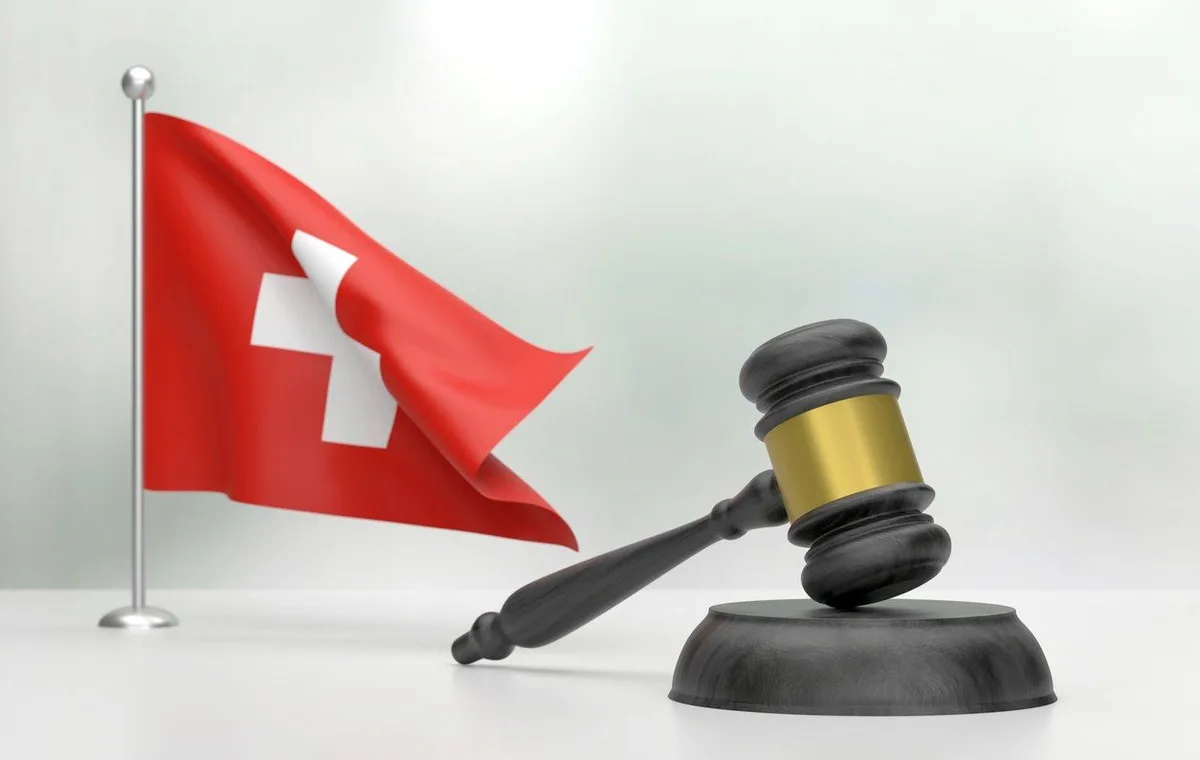 Schweizer Flagge und Richterhammer — strukturierter rechtlicher Rahmen